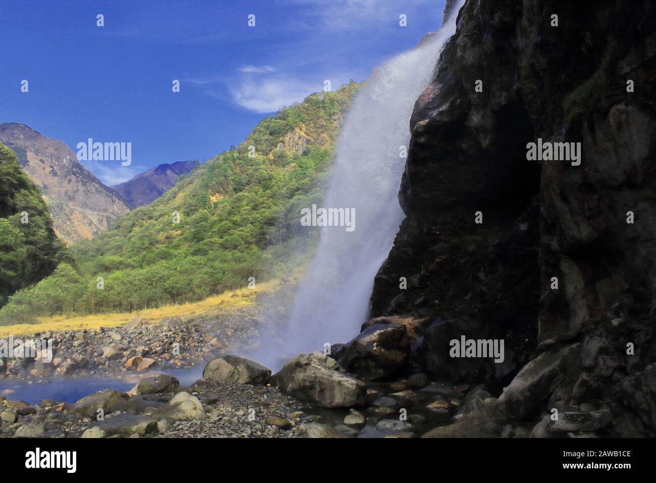 paesaggio panoramico con belle cascate di jang o nuranang cadute, una delle migliori destinazioni turistiche di tawang in arunachal pradesh, india Foto Stock