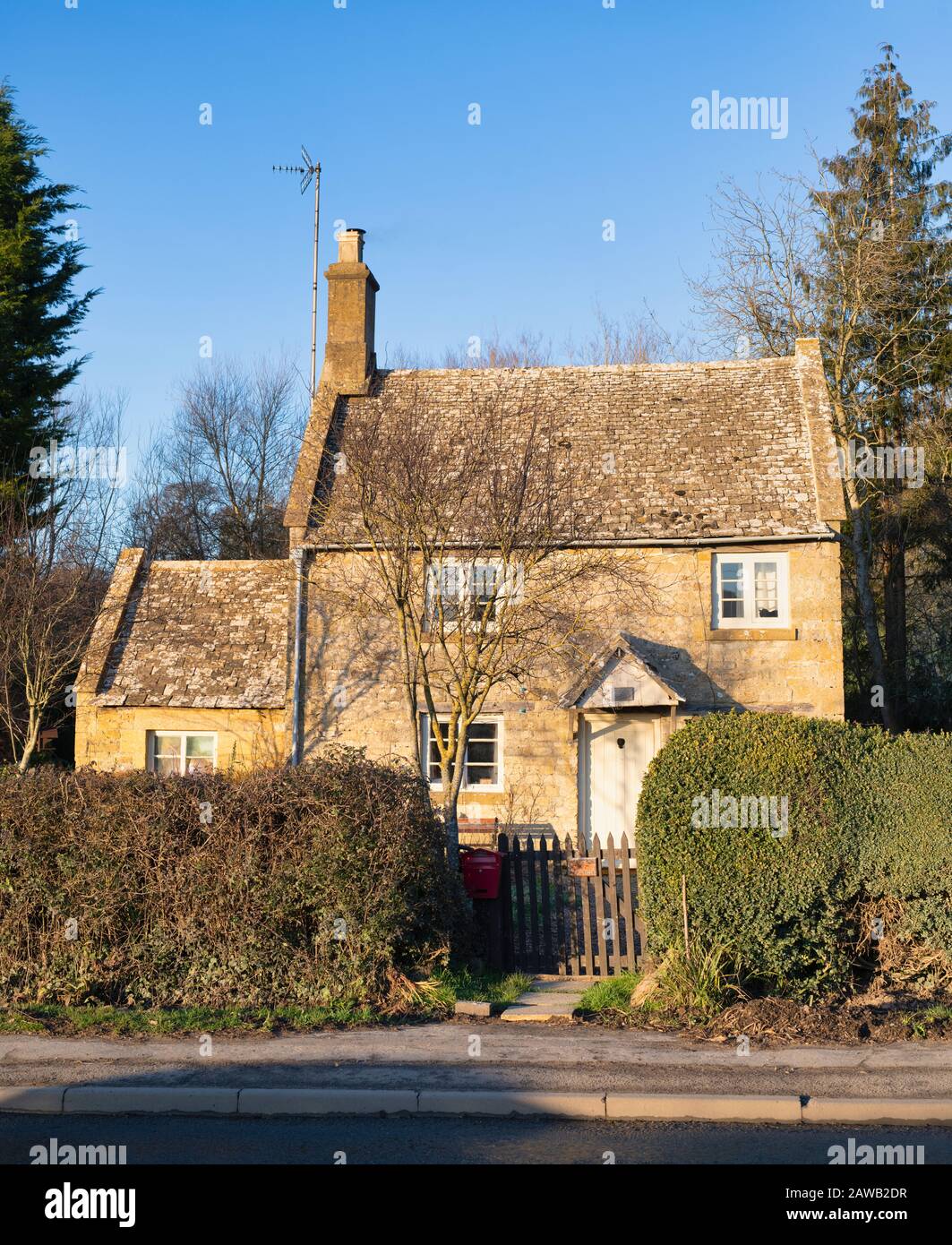Cotswold cottage in pietra nel pomeriggio luce invernale. Vicino Stanway, Cotswolds, Gloucestershire, Inghilterra Foto Stock