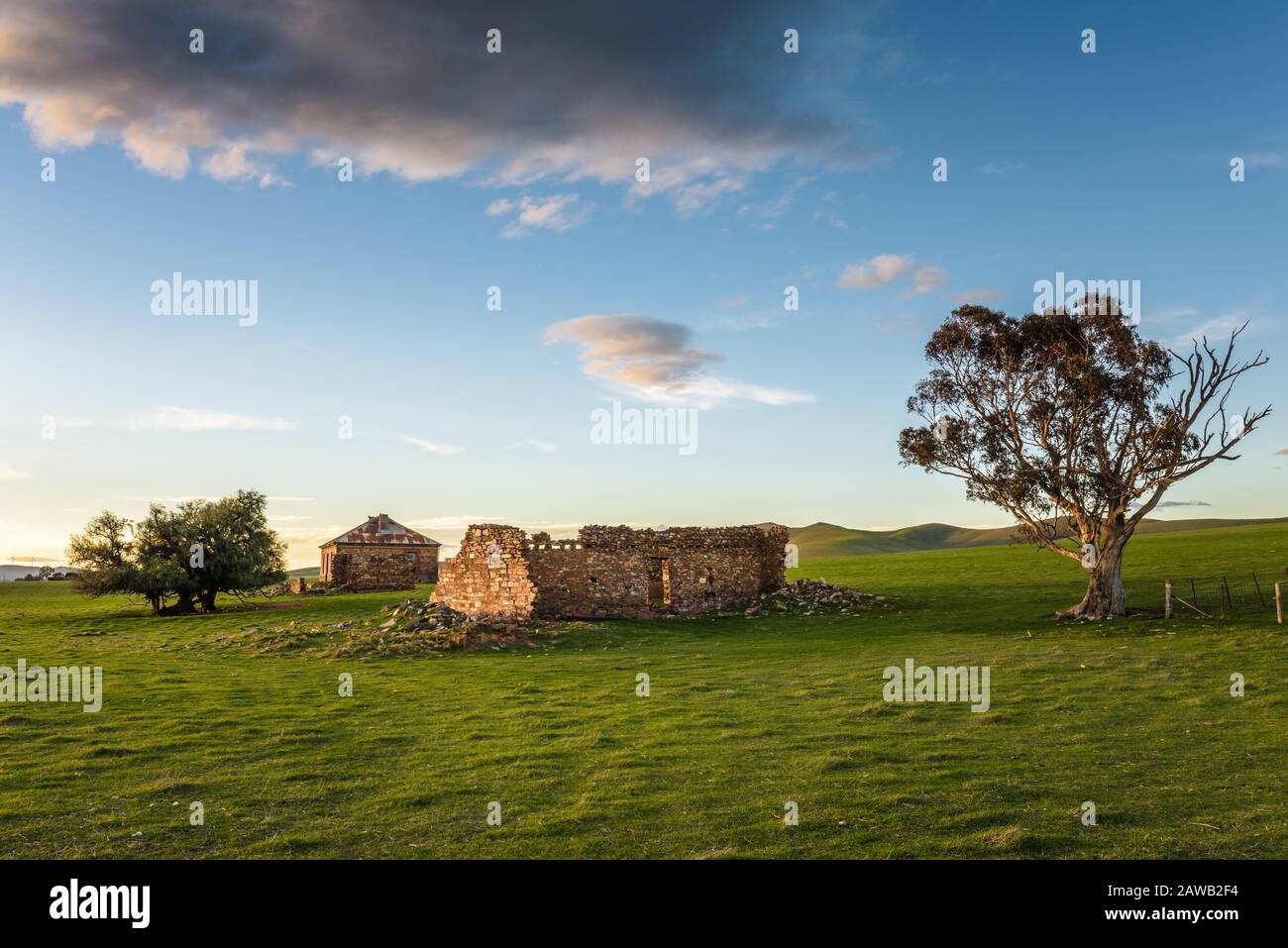 Un paesaggio panoramico delle rovine patrimonio storico di una casa di Cobb & Co, nell'ora d'oro di illuminazione del tramonto vicino a Burra in Australia del Sud. Foto Stock