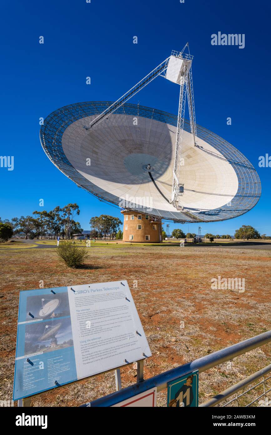 Il telescopio radio Dish or Parkes si erge puntando su una bella giornata di cielo aperto durante il giorno nel nuovo Galles del Sud in Australia. Foto Stock