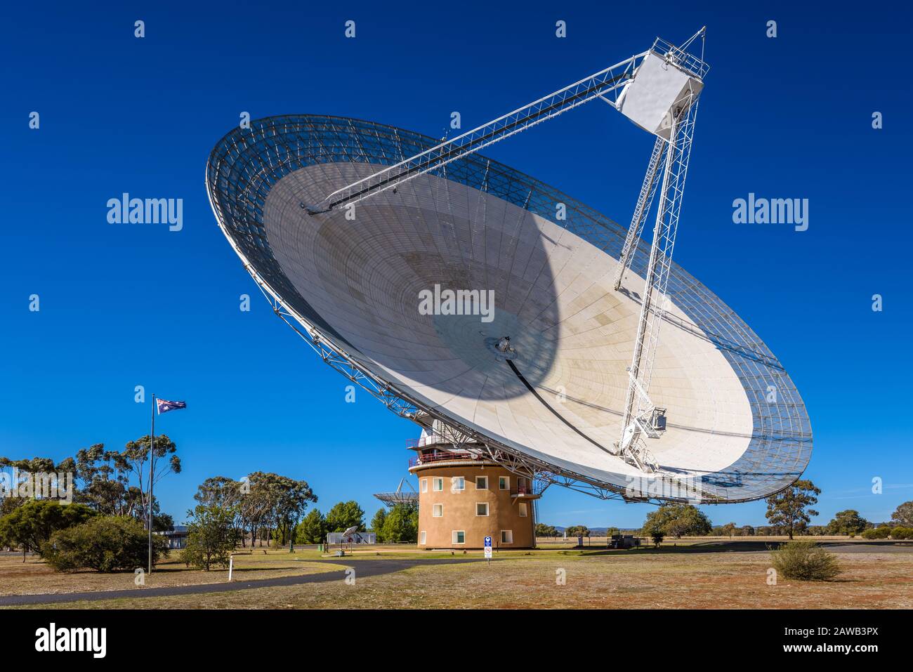 Il telescopio radio Dish or Parkes si erge puntando su una bella giornata di cielo aperto durante il giorno nel nuovo Galles del Sud in Australia. Foto Stock