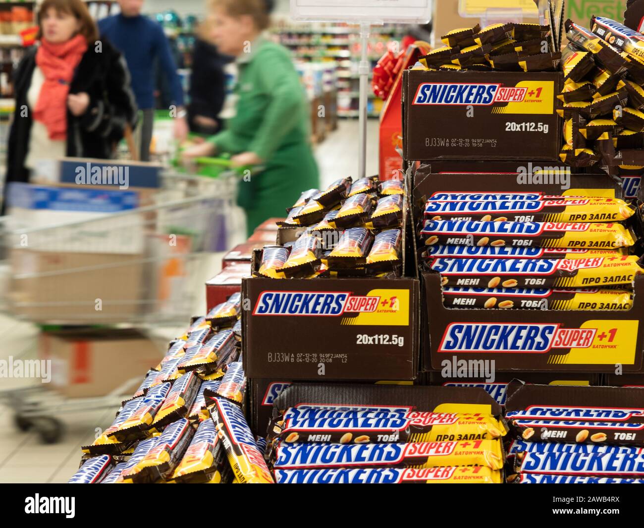 Kiev, Ucraina, 7 Febbraio 2020. Editoriale illustrativo. Ci sono molti snickers bar nel negozio Foto Stock