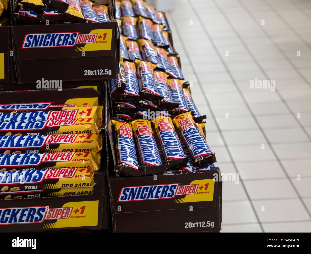 Kiev, Ucraina, 7 Febbraio 2020. Editoriale illustrativo. Ci sono molti snickers bar nel negozio Foto Stock