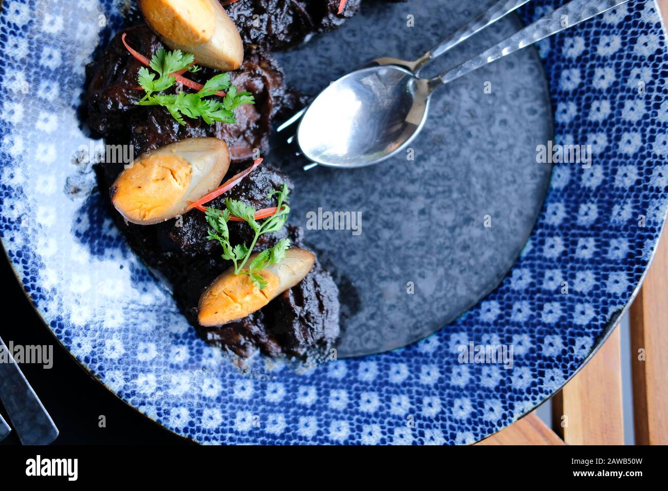 dolce salato stufato di maiale e uovo con spezie cinesi erbe anice, pepe, cannella, noce moscata Foto Stock