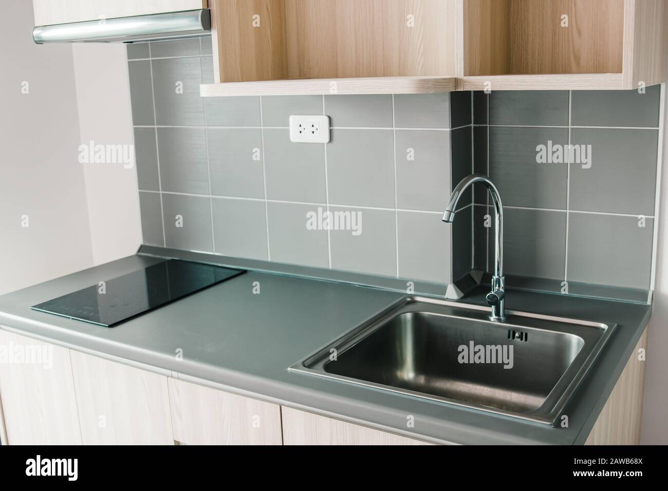 moderna piccola casa cucina o angolo cottura in condominio pulito nuovo Foto Stock