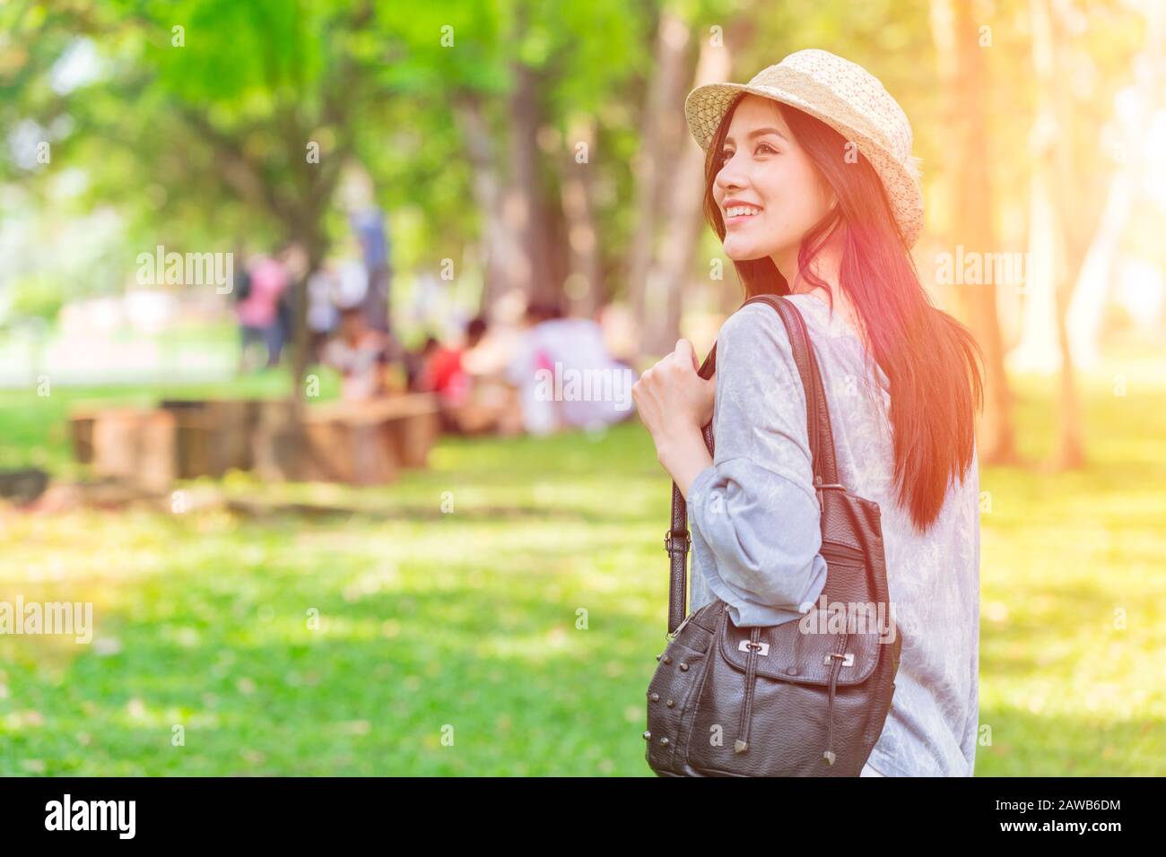 Single Asian ragazza teen andare viaggio all'aperto momento felice di avere attività in vacanza Foto Stock