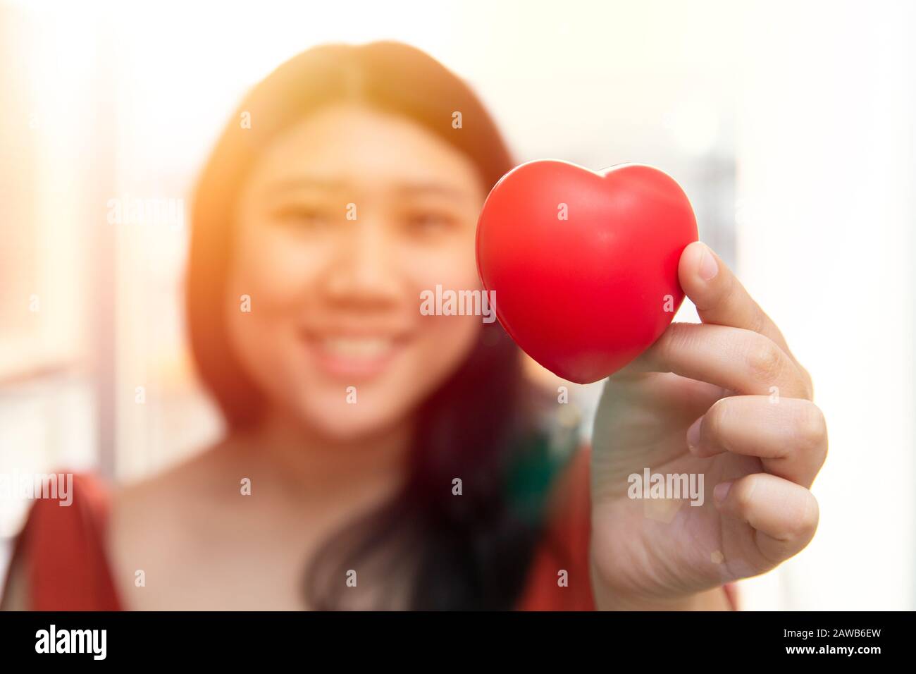 cute ragazza teen che mostra cuore rosso per donazione ospedale o cura del cuore per sano concetto di vita Foto Stock