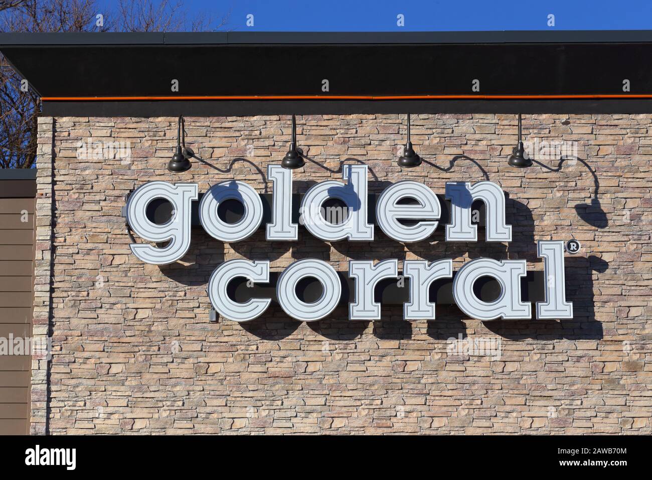 Un logo Golden Corral sul loro ristorante a buffet all-you-CAN eat nel Bronx, New York, NY. Foto Stock