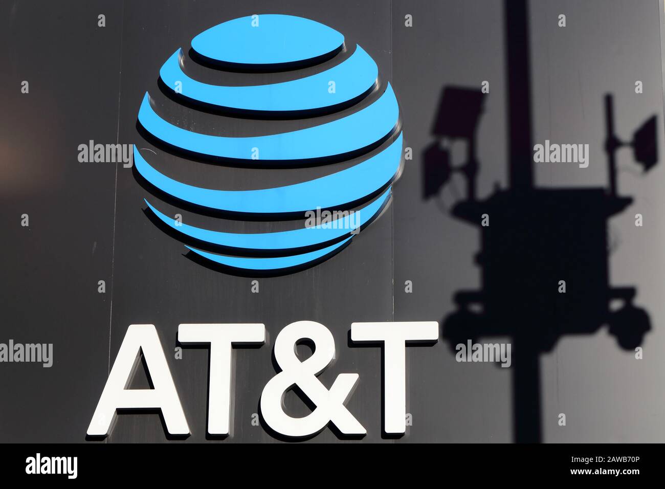 L'ombra delle apparecchiature di videosorveglianza di polizia che rientrano in un logo AT&T, New York, New York (gennaio 2020) Foto Stock