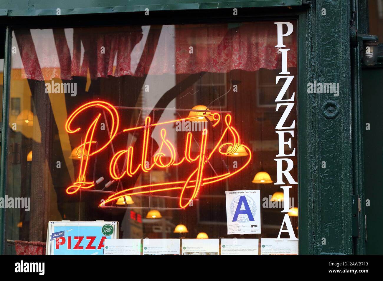 Patsy la Pizzeria, 2287 1° Avenue, New York, NY. esterno alla vetrina di una pizzeria in East Harlem quartiere di Manhattan. Foto Stock