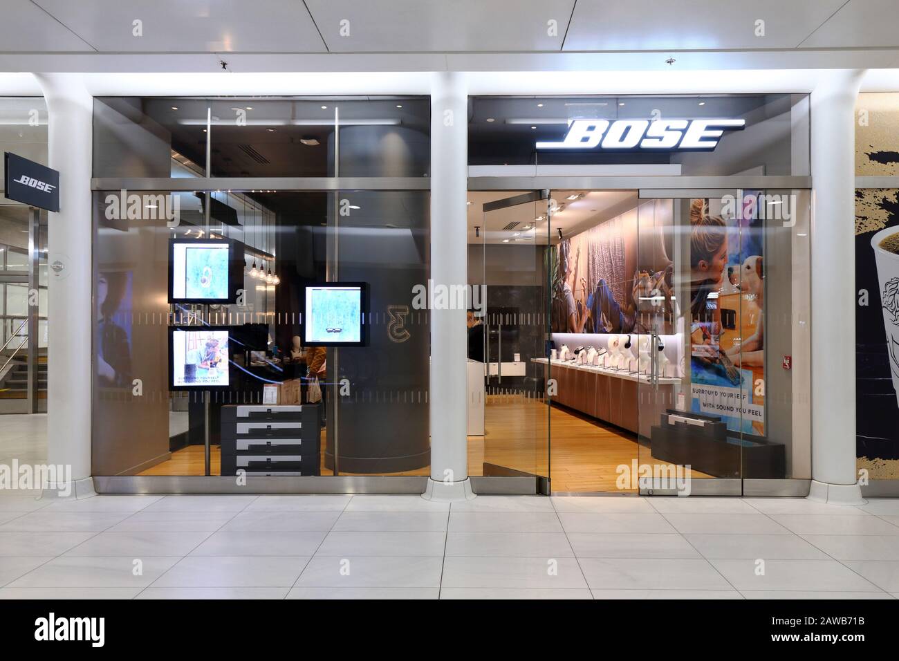 Un negozio di cuffie e diffusori Bose nel centro commerciale World Trade Center Oculus di New York, New York. Foto Stock