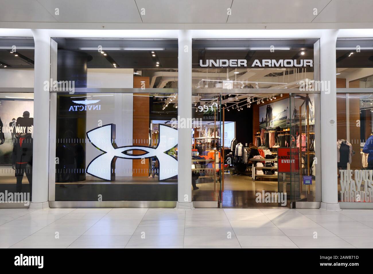 Un negozio di abbigliamento Under Armor nel centro commerciale World Trade Center Oculus a New York, New York. Foto Stock