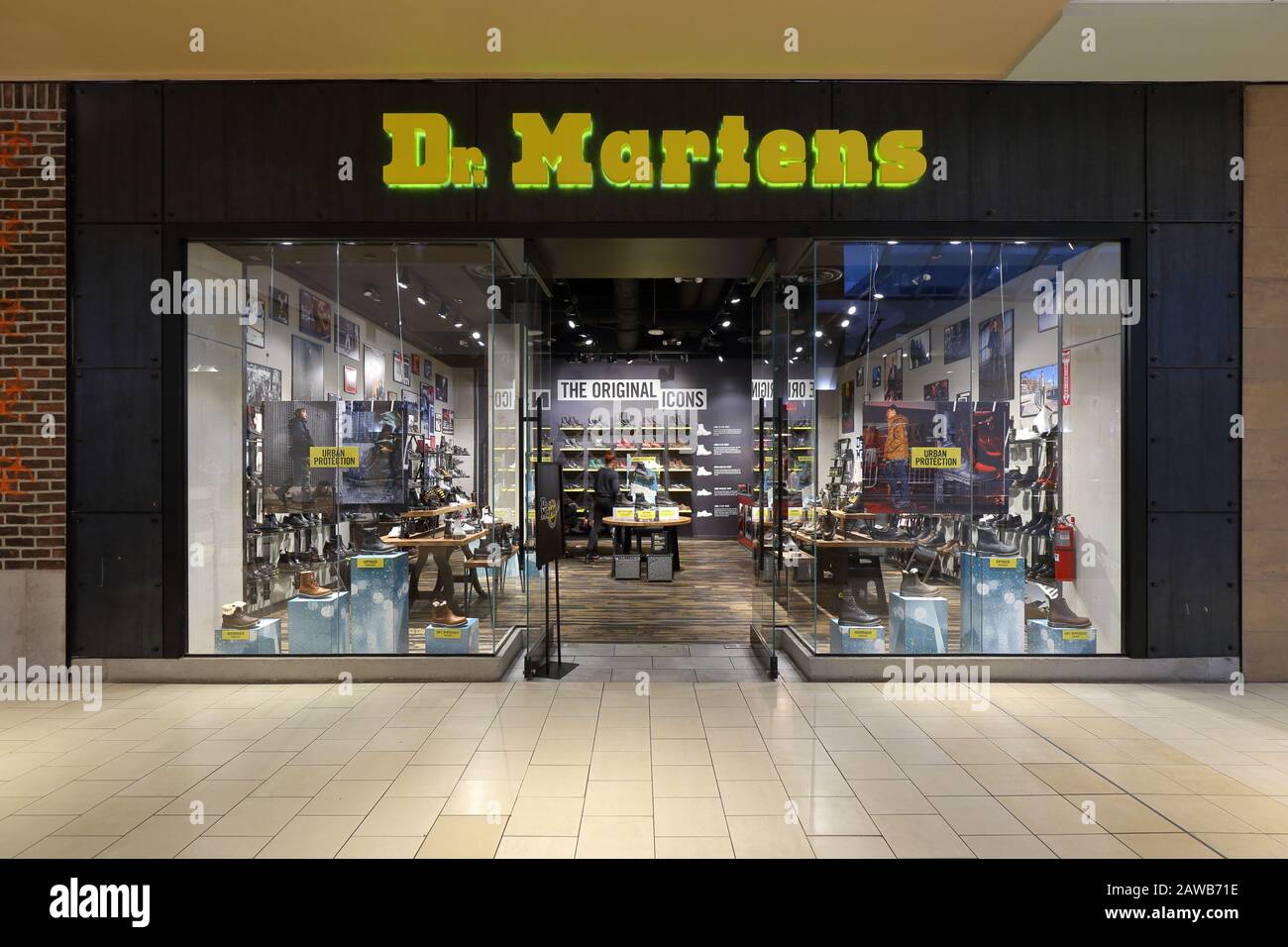Un negozio di scarpe Dr. Martens in un centro commerciale a New York, New York. Foto Stock