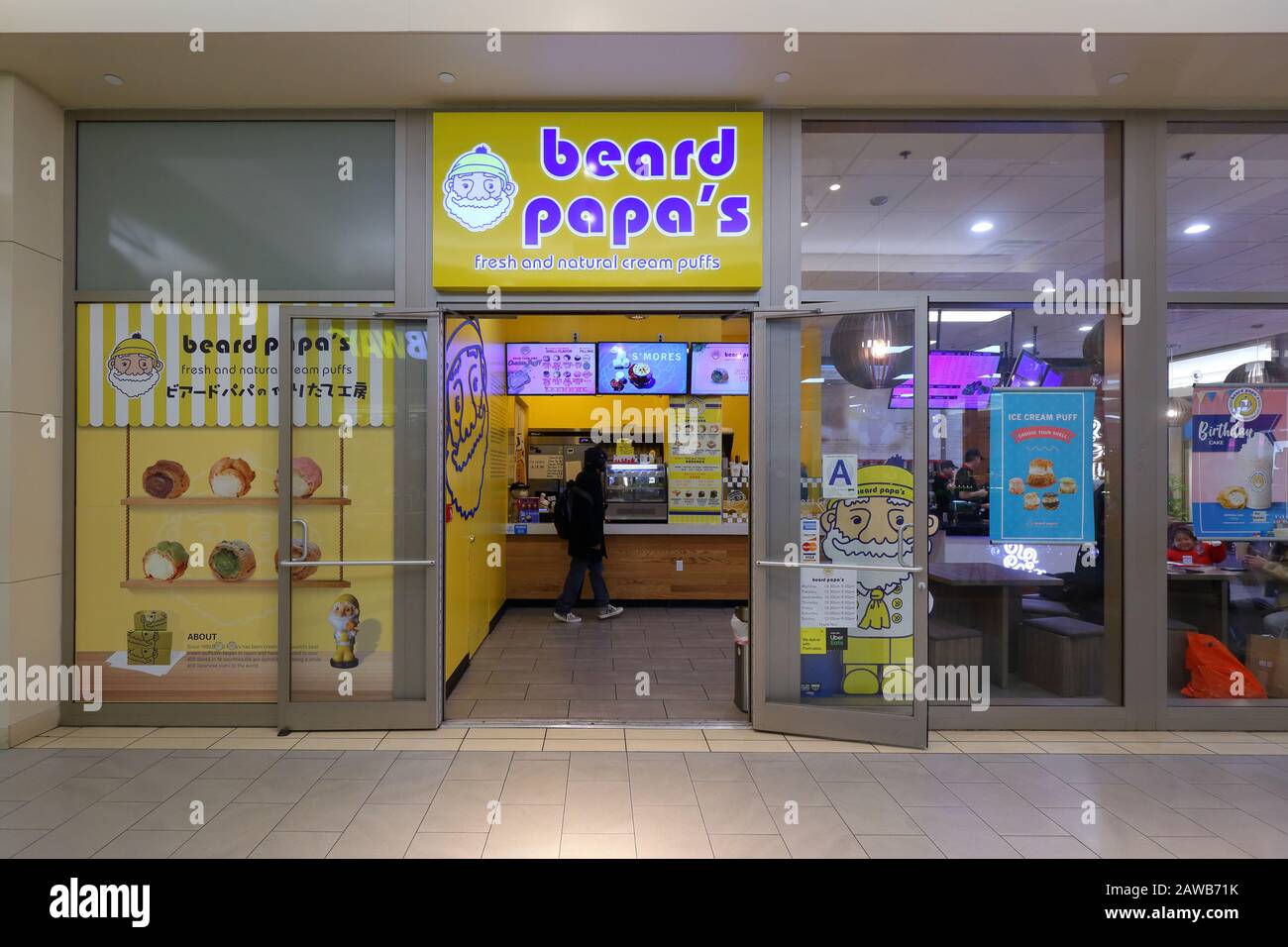 Un negozio di creme puff di Beard Papa nello Skyview Center di Flushing, New York. Foto Stock