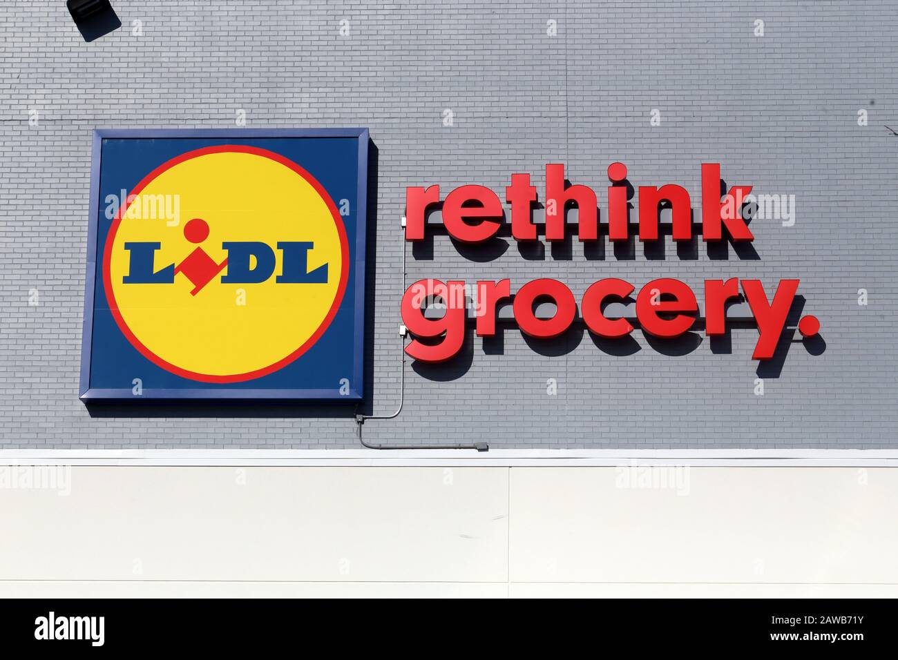 Una segnaletica Lidl al loro supermercato nel Staten Island Mall, New York, NY. 283 Platinum Ave, Staten Island, NY Foto Stock