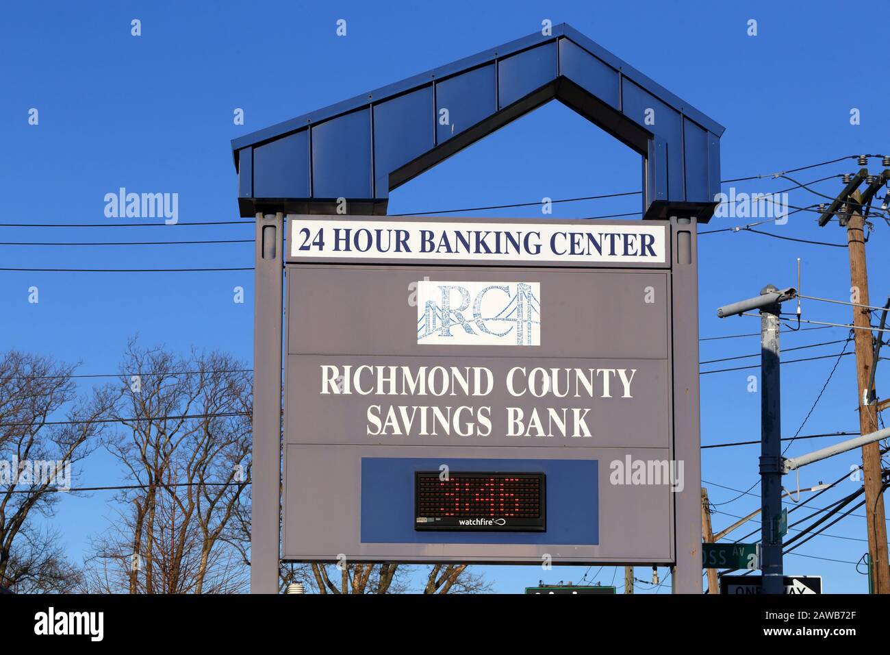 Una banca di risparmio della contea di Richmond firma su un palo alla loro banca in New Dorp, Staten Island, NY. Foto Stock