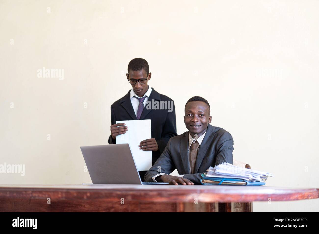 Ethnicity nero due uomini d'affari che lavorano all'università nel cuore dell'Africa Foto Stock