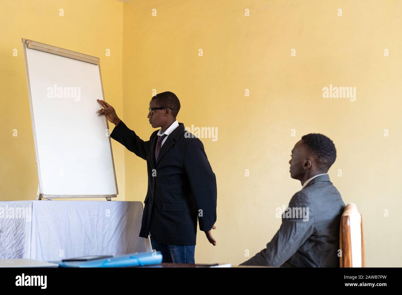 Un paio Di Uomini D'Affari africani maliani che prestano attenzione durante la presentazione Foto Stock