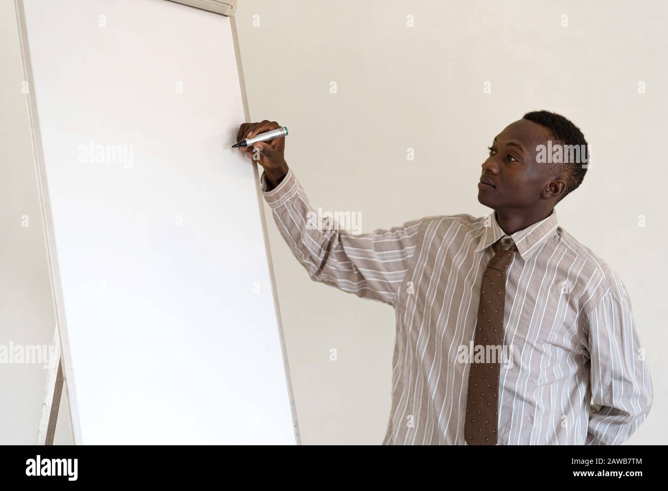 Vero uomo africano che presenta un progetto della sua Azienda Foto Stock