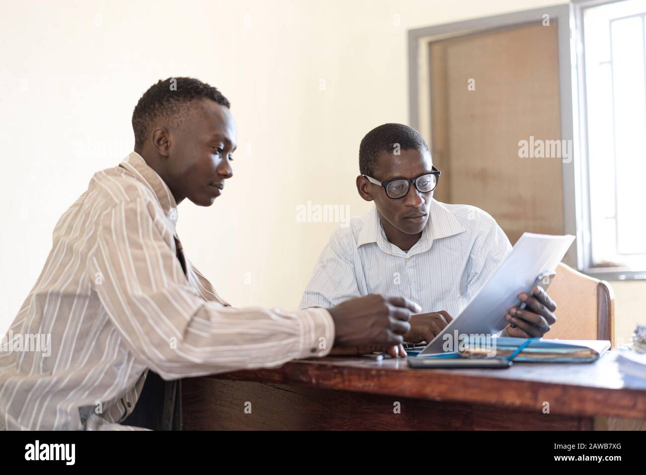 Giovani africani che lavorano insieme al progetto di sviluppo Foto Stock