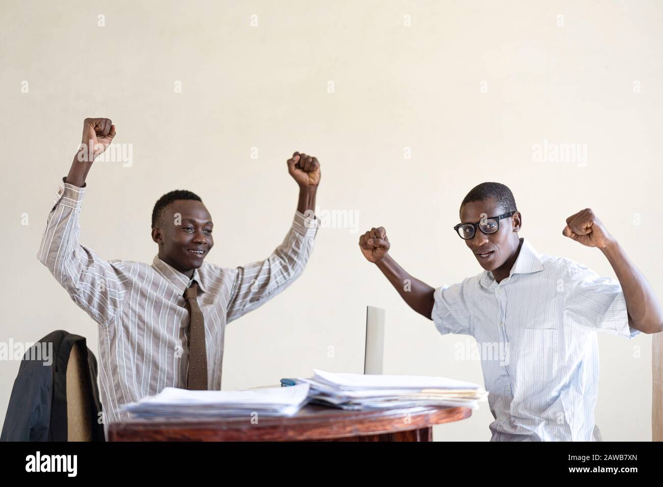 Lavorare Felicemente E Con Successo in un ufficio africano con due dipendenti Foto Stock