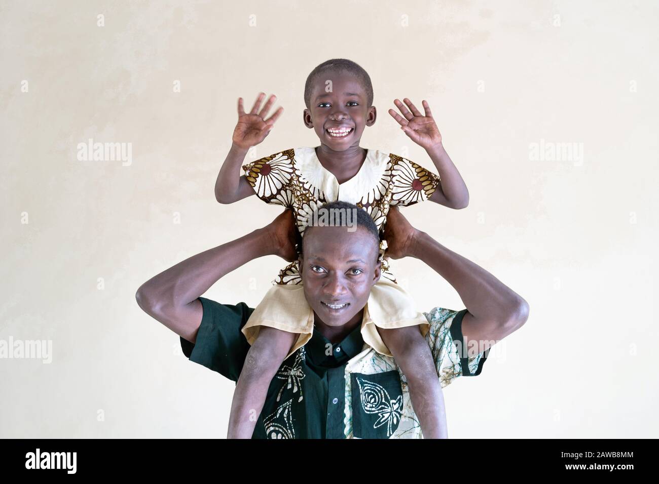 Padre africano e figlio divertirsi insieme di fronte alla fotocamera allegro look e gente felice Foto Stock