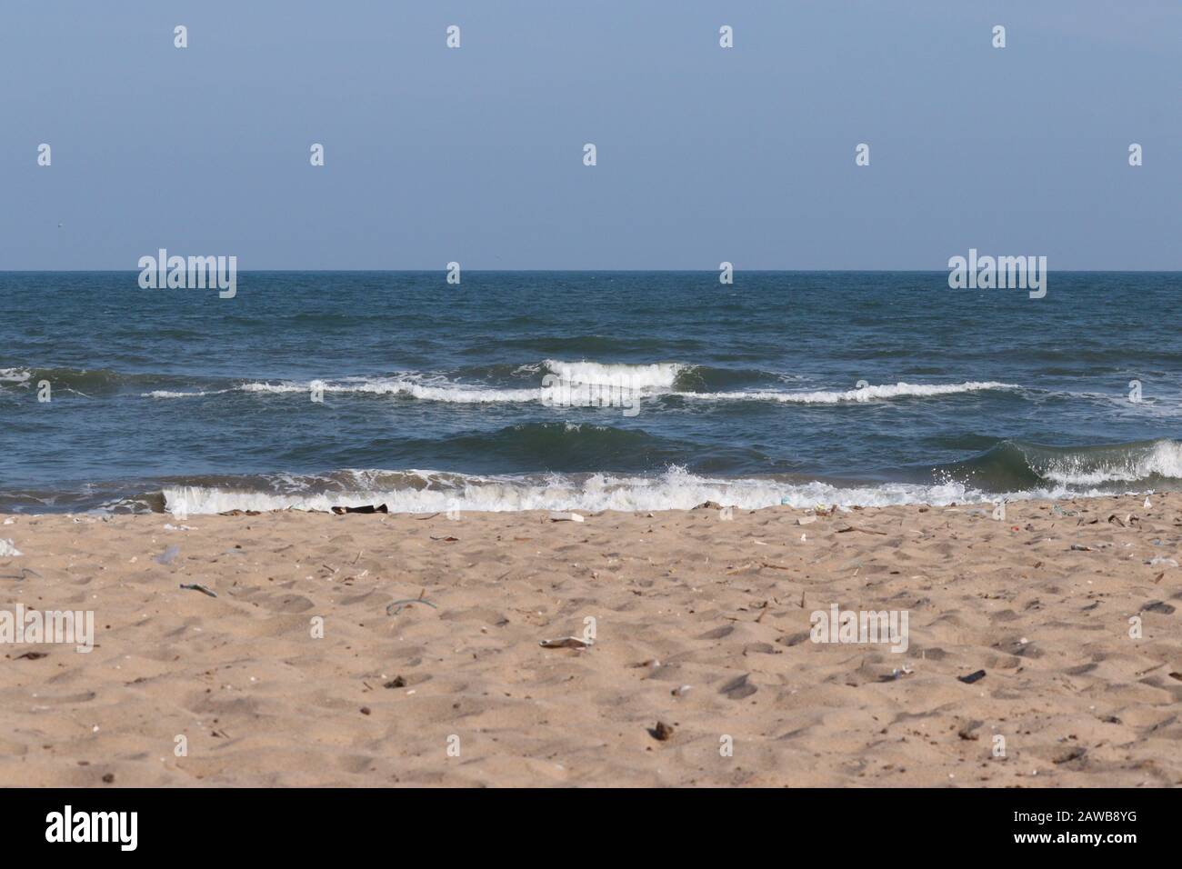 immagine paesaggistica della costa sul mare blu e cielo blu chiaro con impronte umane puntati sulla spiaggia sfondi, spiaggia in india Foto Stock