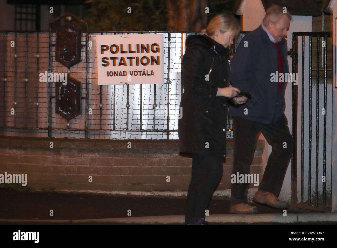 I funzionari delle elezioni hanno presentato poster al di fuori di una stazione di polling ad Athy, Co Kildare, prima dell'inizio delle votazioni alle Elezioni generali irlandesi. Foto Stock