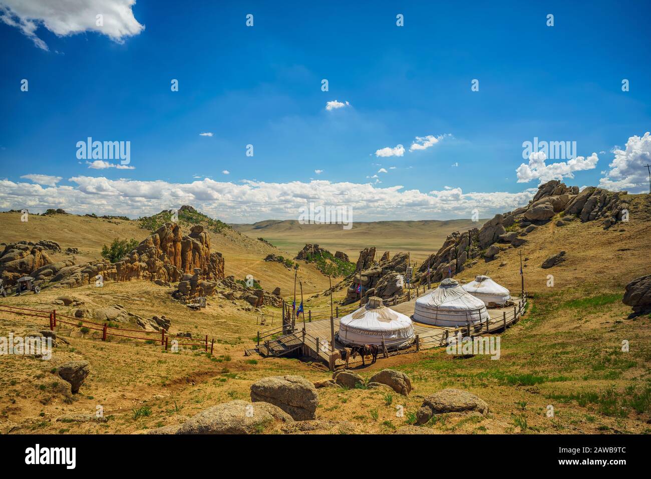 Gers e Paesaggio al 13th Secolo Village Attraction in Mongolia. Foto Stock