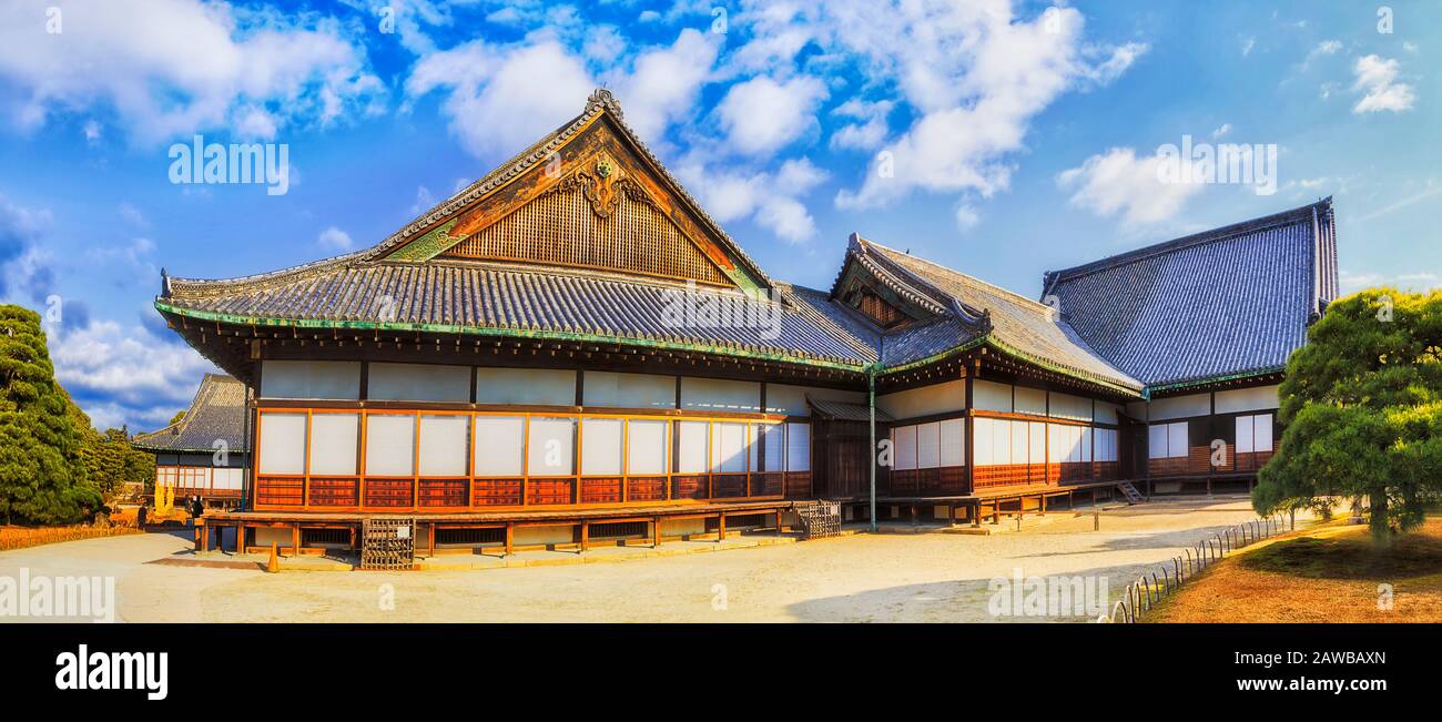 Cortile interno e palazzi del castello Nijo nella città di Kyoto del Giappone. Panorama in una giornata soleggiata e luminosa. Foto Stock