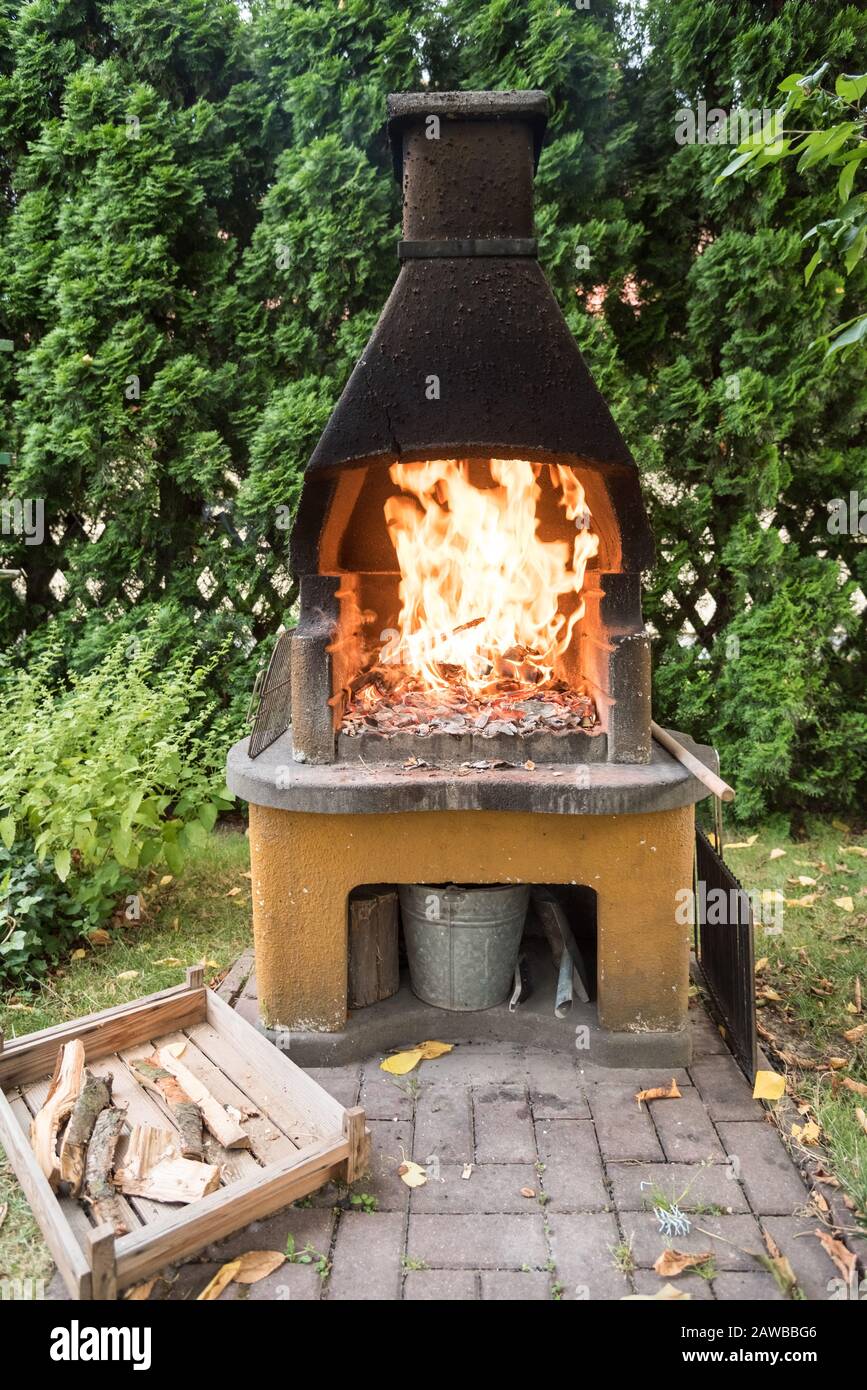 Legna da ardere e carbone in camino, preparazione per barbecue Foto stock -  Alamy