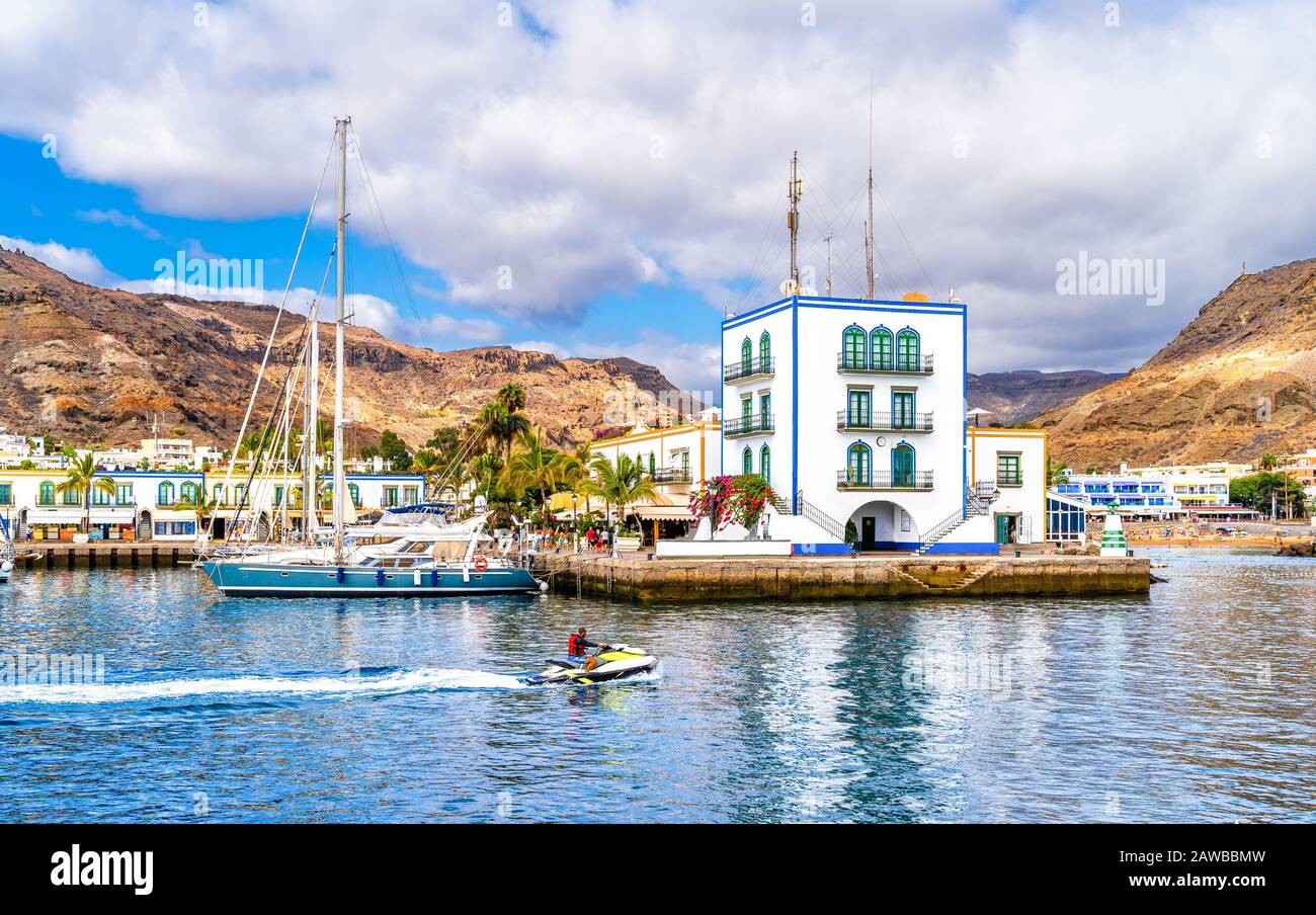 Puerto de Mogan paesaggio, un piccolo porto di pesca sull'isola Gran Canaria, Spagna Foto Stock