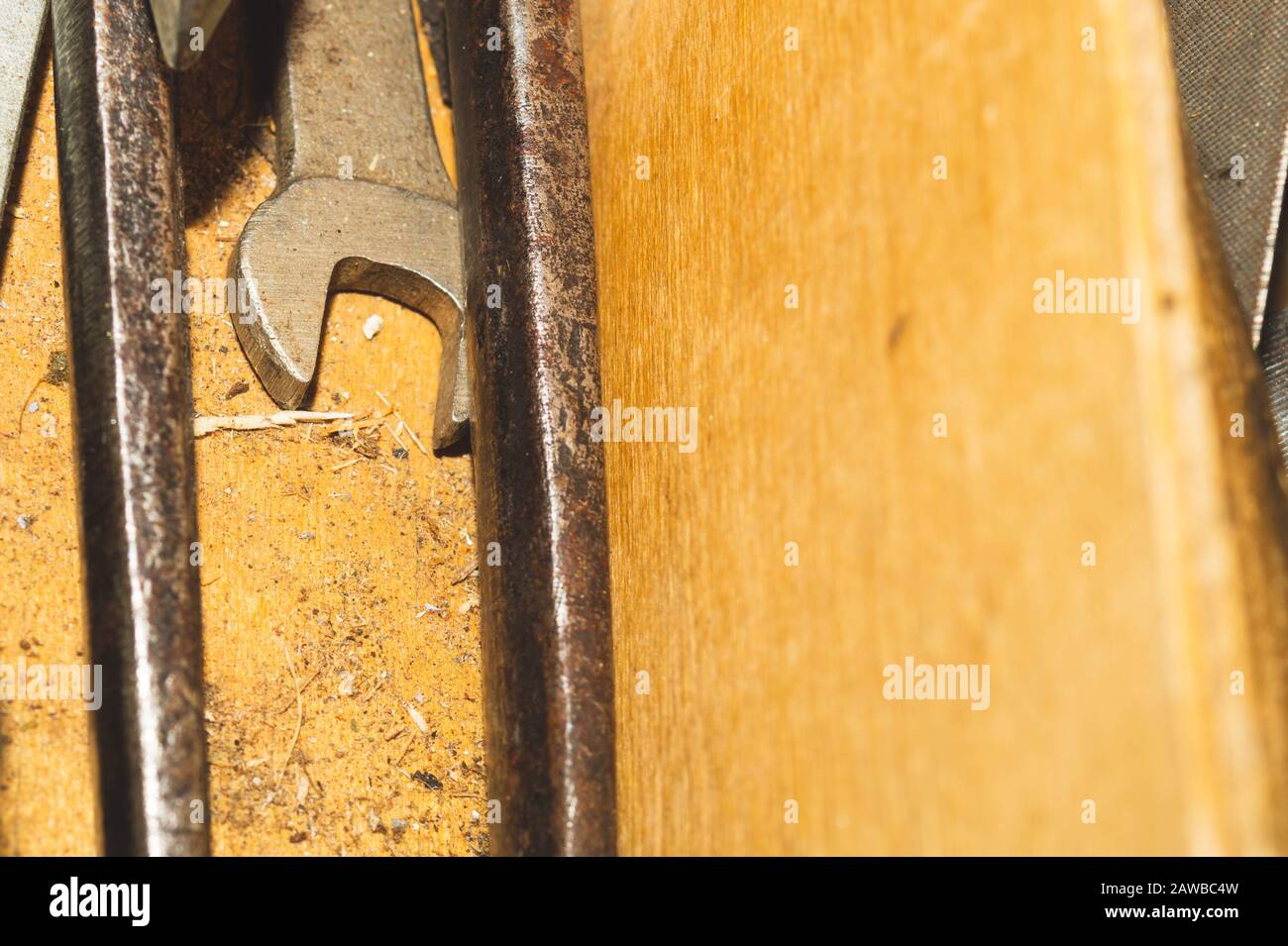 Chiave in cassetta per utensili in legno. Chiudere lo strumento Foto Stock