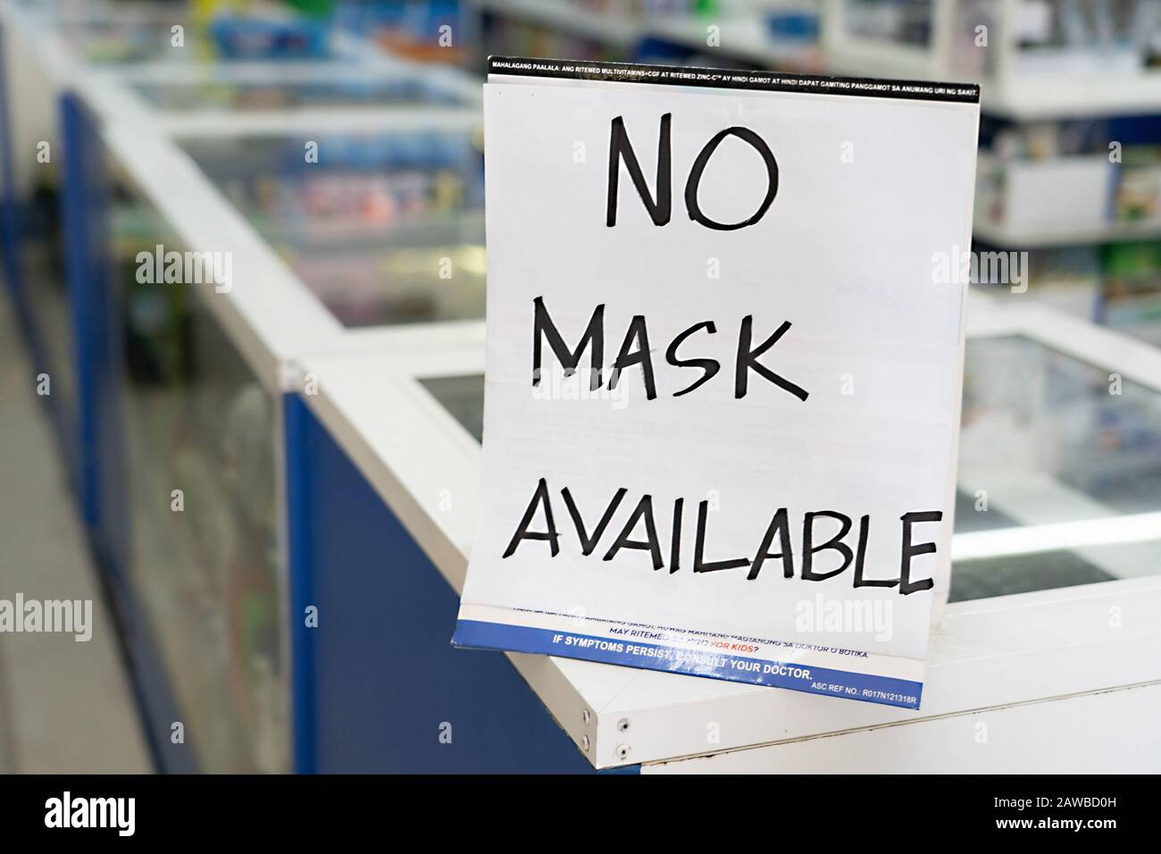 Con l'attuale focolaio di Coronavirus molte farmacie nelle Filippine hanno esaurito le maschere facciali Foto Stock