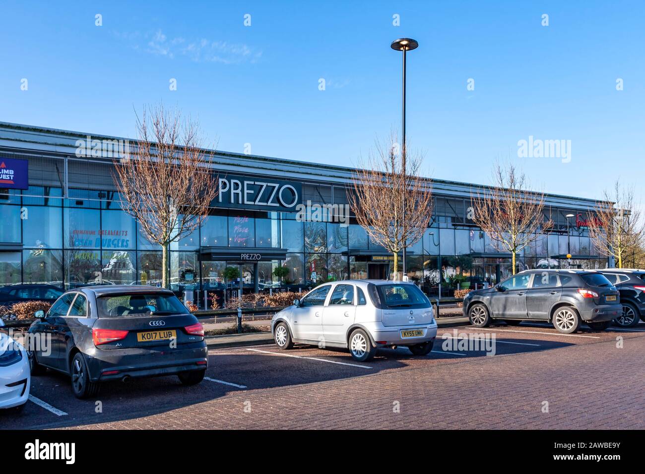 Kingston Shopping Centre Milton Keynes con negozi di alta moda, un supermercato e punti ristoro, più parcheggio gratuito. Foto Stock