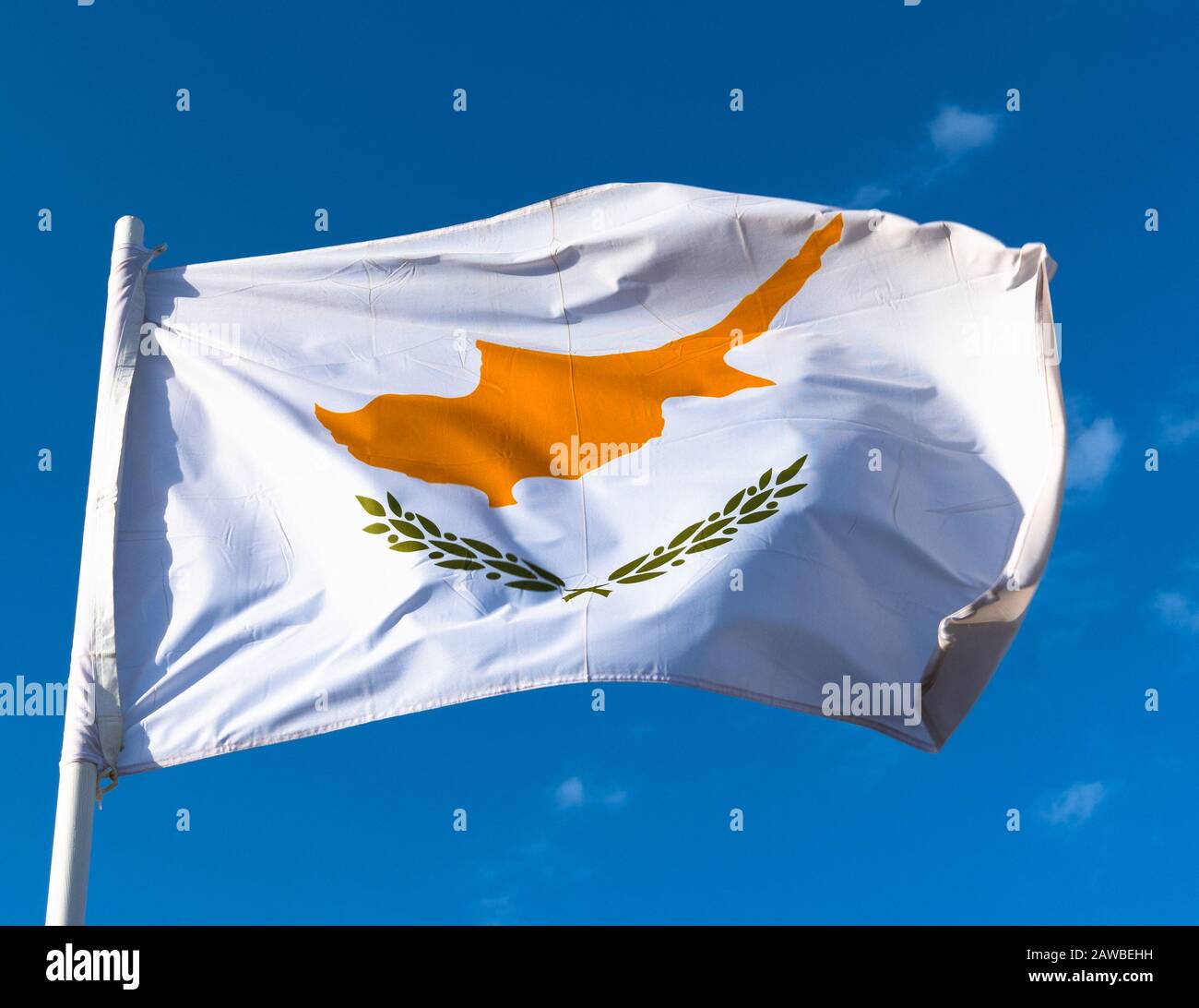 Bandiera della Repubblica di Cipro contro il cielo blu Foto Stock