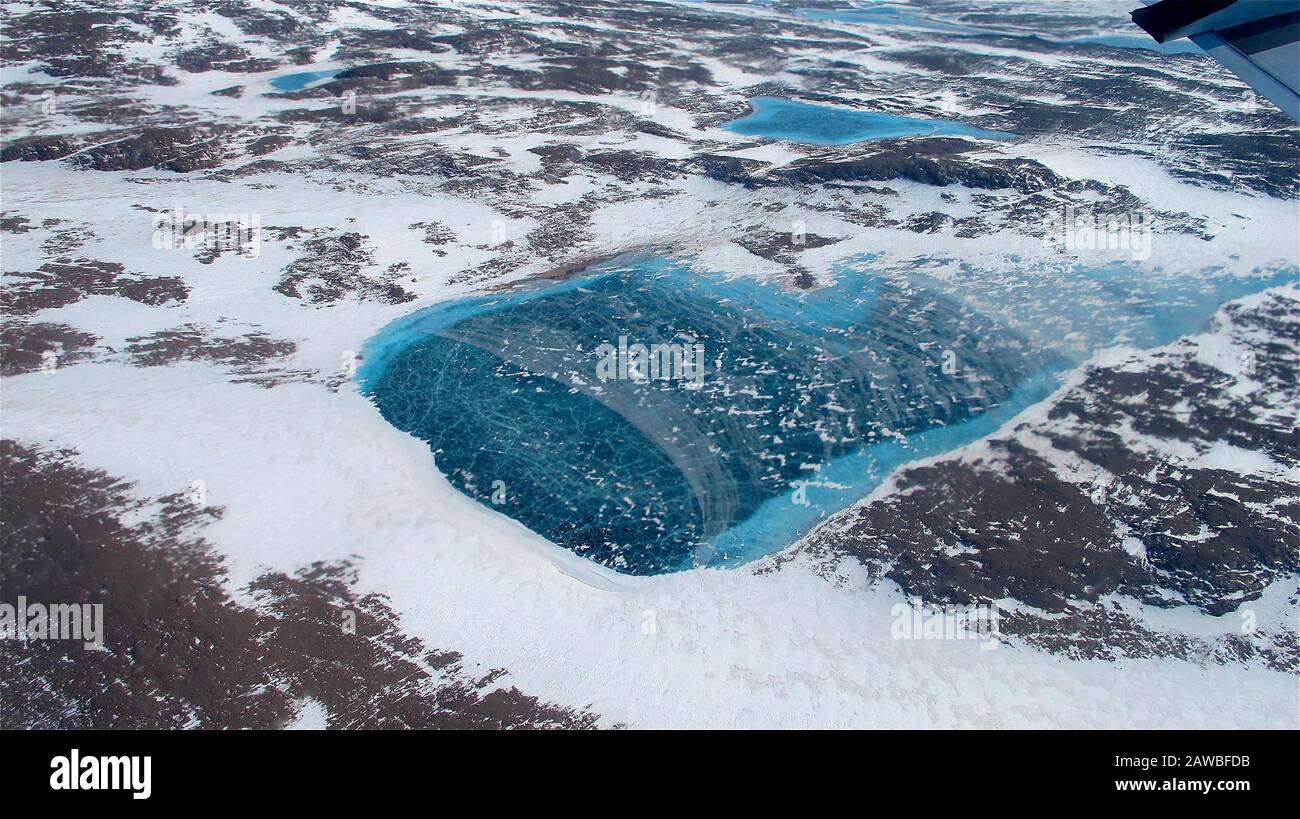 Groenlandia - 7 maggio 2012 - veduta aerea di un lago ghiacciato di acqua meltwater lungo la costa nord-orientale della Groenlandia. Il Greenland Ice Dome ha abbastanza acqua da spingere u Foto Stock