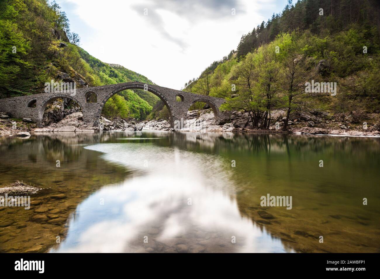 Il Ponte Romano di architettura ad Ardino, Bulgaria Rhodope Mountains, parte dello spazio Via Ponte del Diavolo Foto Stock