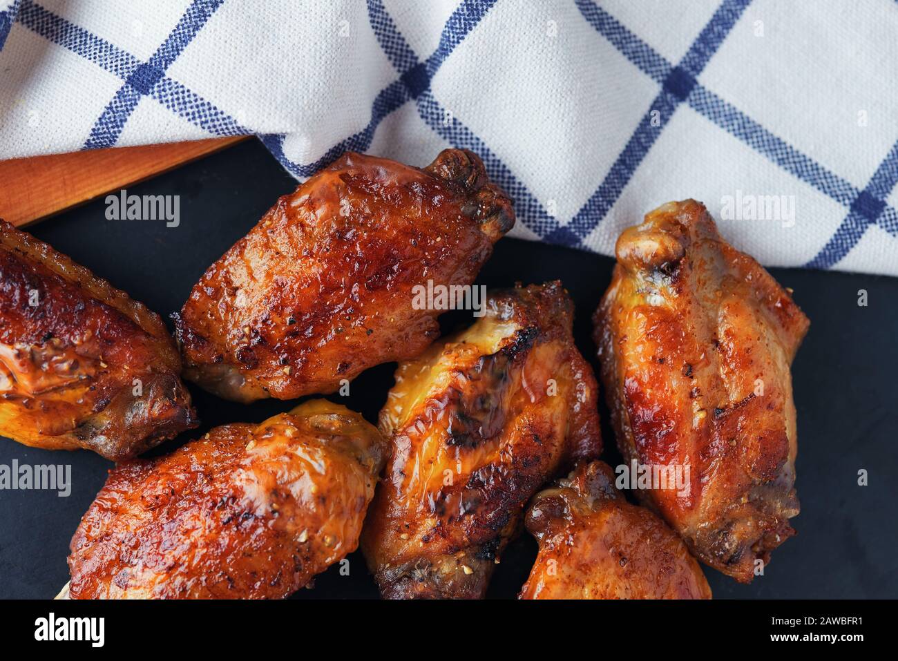 Le belle ali di pollo con barbecue di colore marrone Foto Stock