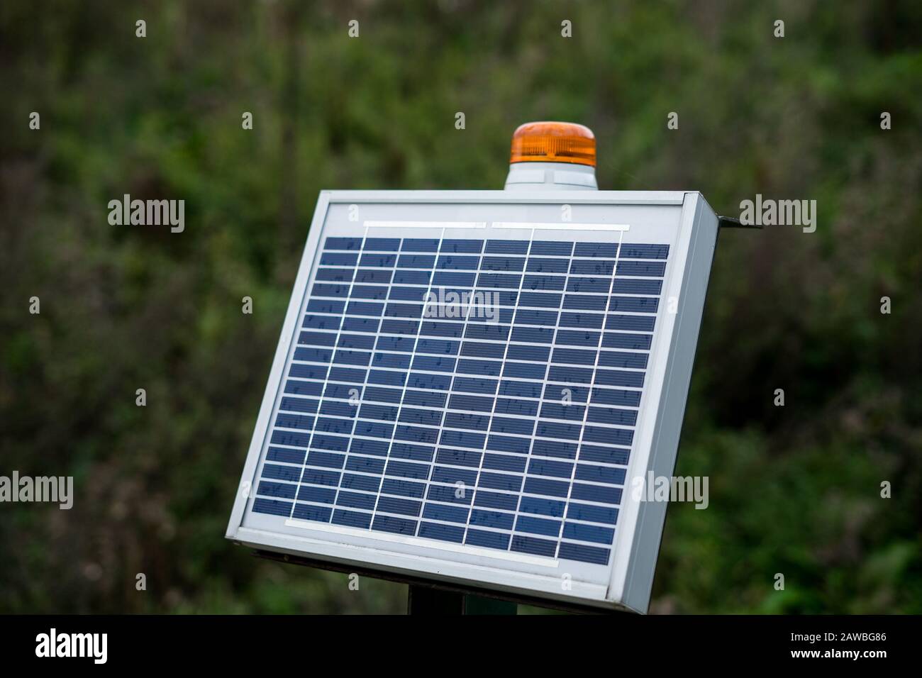 Pannello solare in autostrada. Utilizzo di pannelli solari per illuminare un tratto di strada Foto Stock
