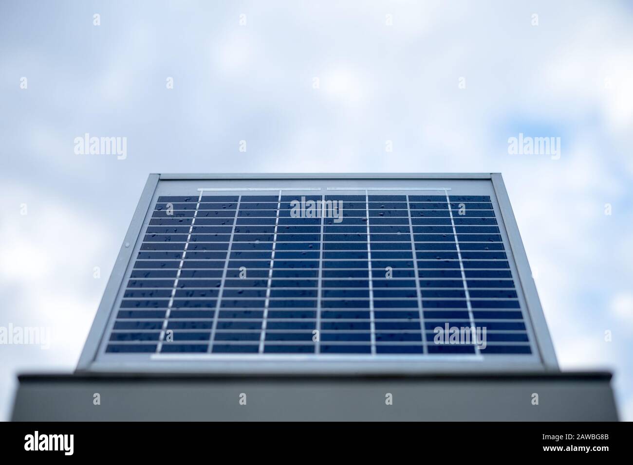 Pannello solare in autostrada. Utilizzo di pannelli solari per illuminare un tratto di strada Foto Stock