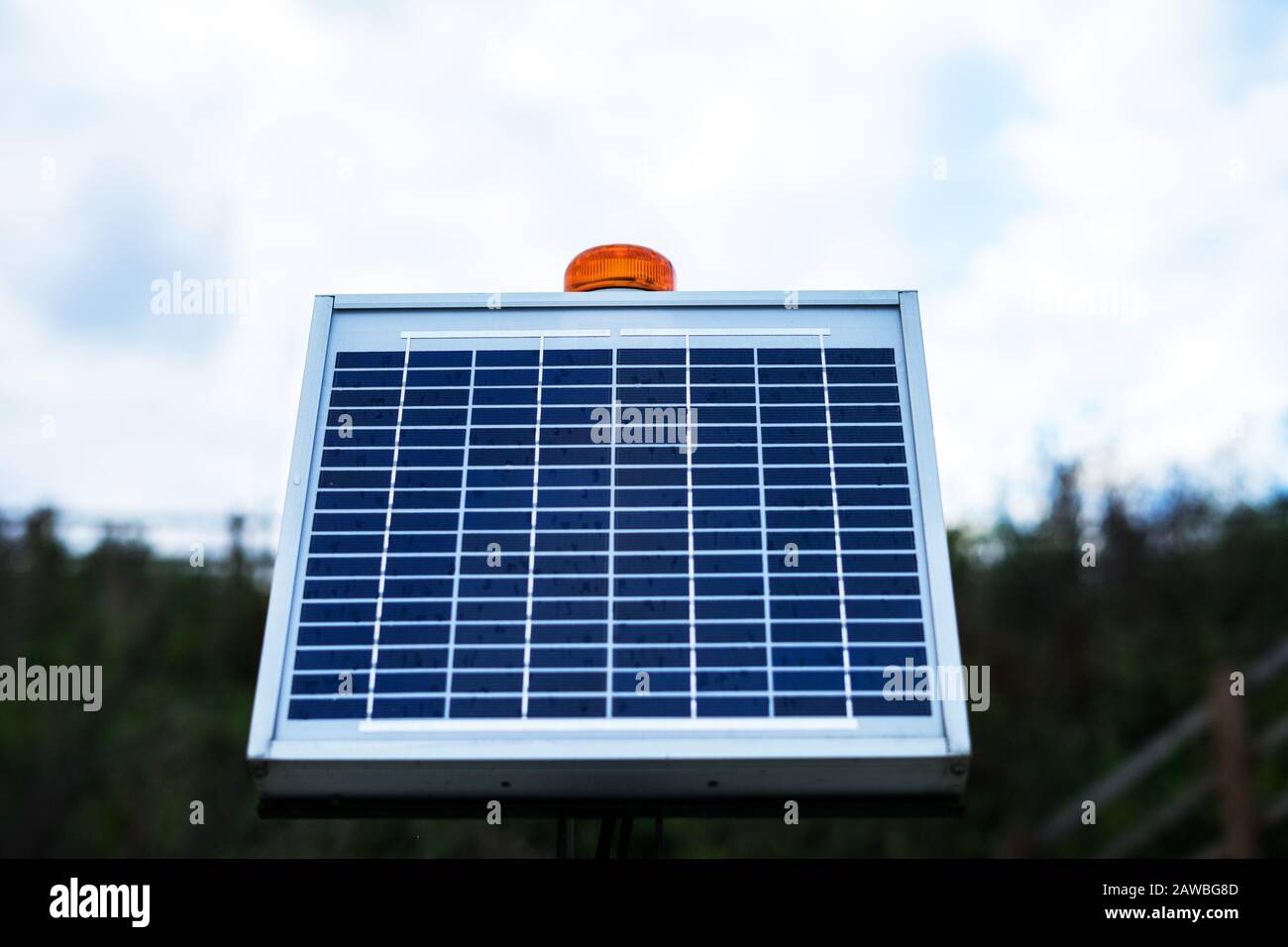 Pannello solare in autostrada. Utilizzo di pannelli solari per illuminare un tratto di strada Foto Stock