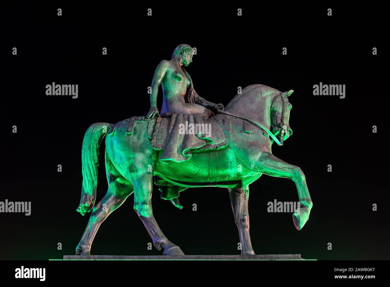 Lady Godiva statua a Broadgate nel centro della città, Coventry, West Midlands, Inghilterra, Regno Unito, Europa occidentale. Foto Stock