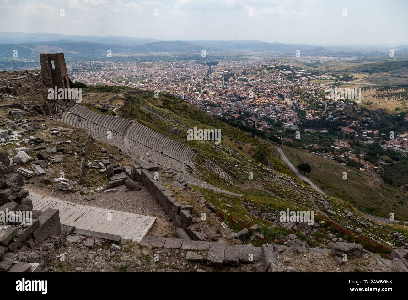 Il teatro antico di Pergamo con la città di Bergama in Turchia Foto Stock