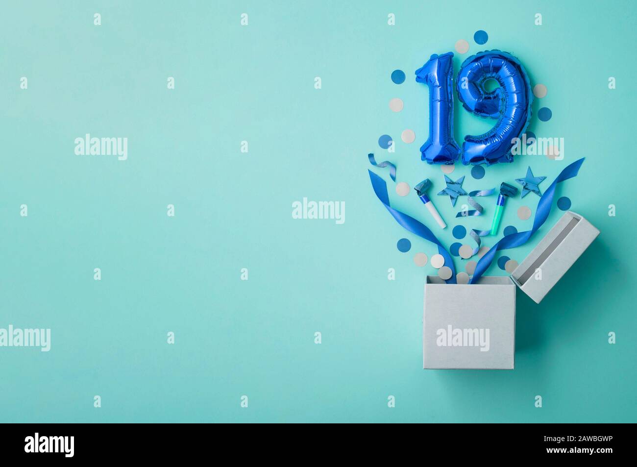 Numero 19 compleanno palloncino celebrazione scatola regalo lay piatto esplosione Foto Stock