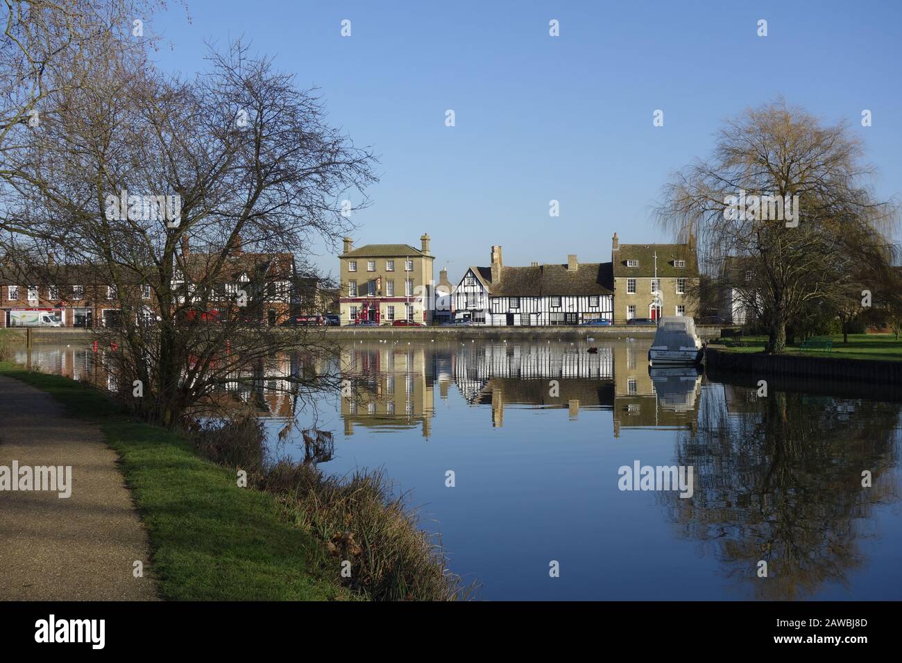 vista attraverso il fiume ouse alla strada rialzata, godmanchester, huntingdon, inghilterra uk gb Foto Stock