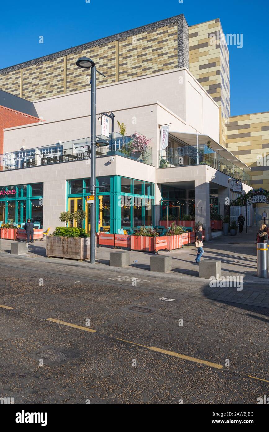 Las Iguanas e i ristoranti fioristi in High Street, Watford. Foto Stock