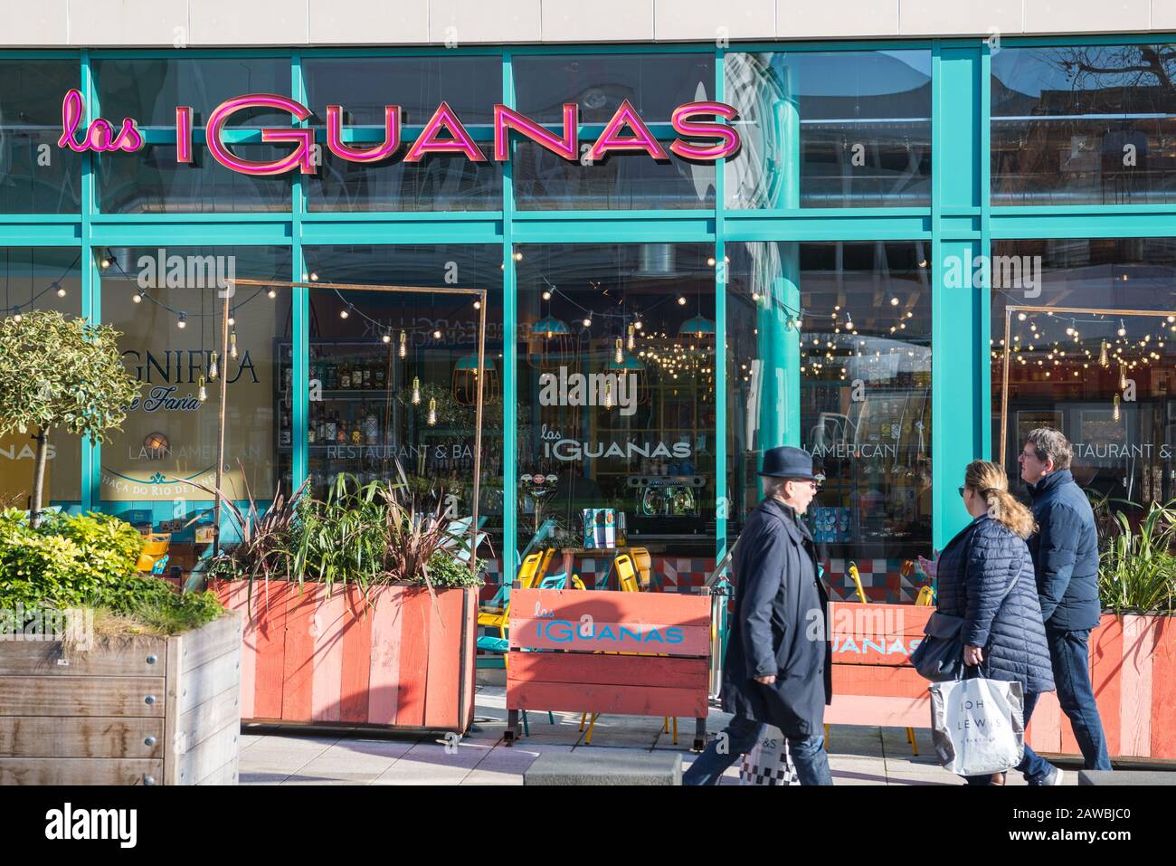 La gente fuori e circa nel centro commerciale di Watford passa dal bar e ristorante latino americano di las Iguanas in High Street, Watford Foto Stock