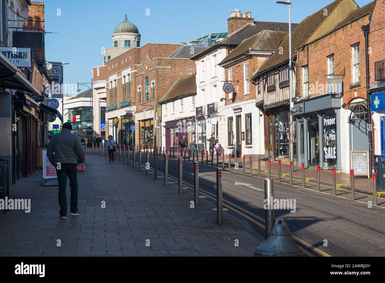 La parte vecchia di Watford High Street guarda verso il centro della città. Watford, Hertfordshire, Inghilterra, Regno Unito Foto Stock