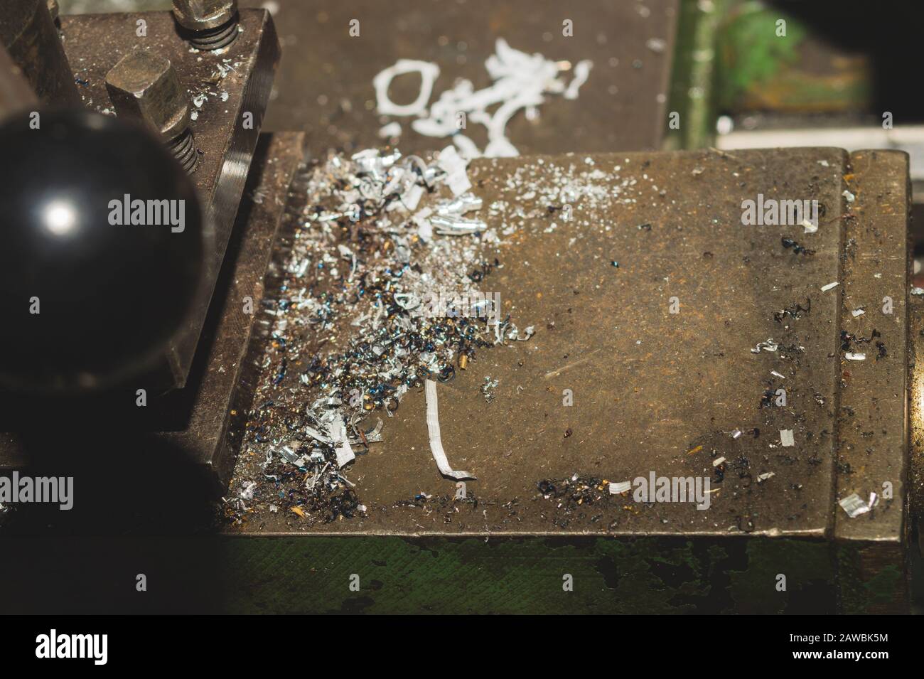 Vecchio tornio. Dettaglio macchina arrugginita. Lavorazione metalli vintage primo piano. Astratto sfondo industriale Foto Stock